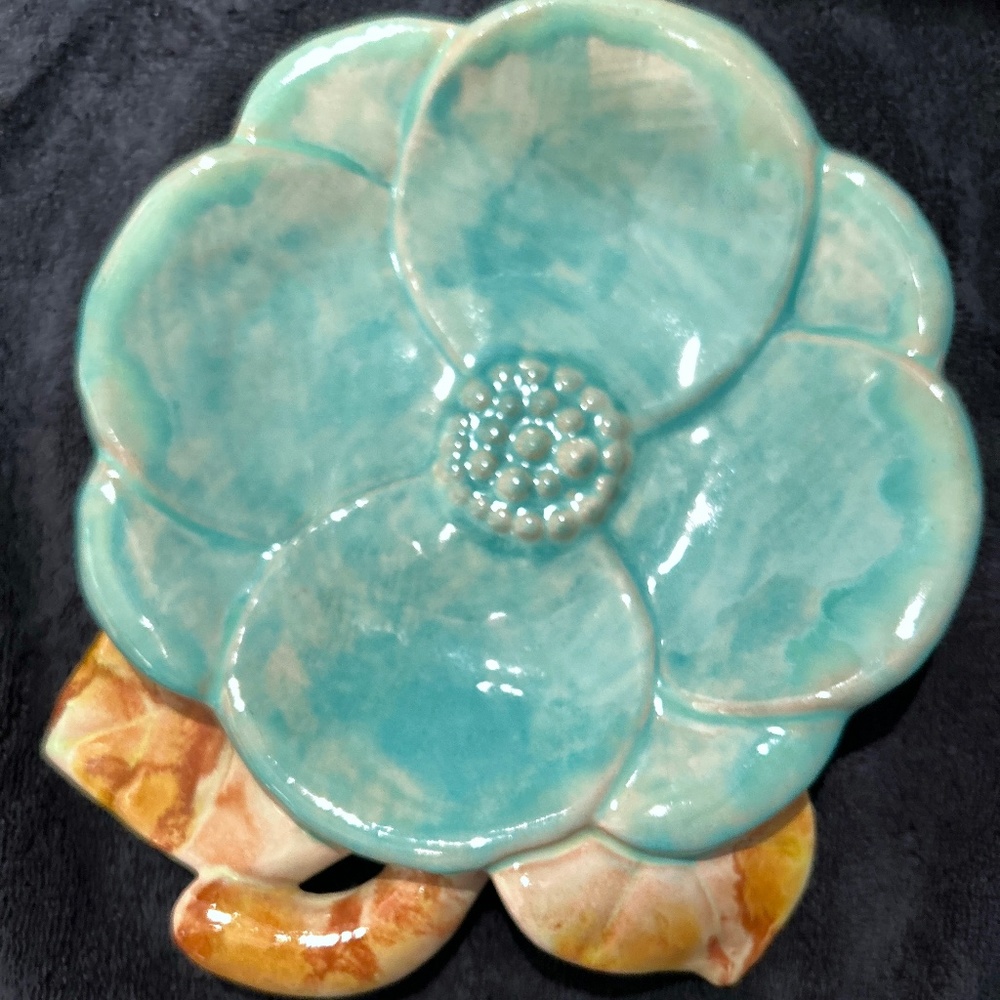 CERAMIC FLOWER PLATE BY SORCHA BORU (1900-2006)